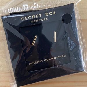 Thick gold bar stud earrings